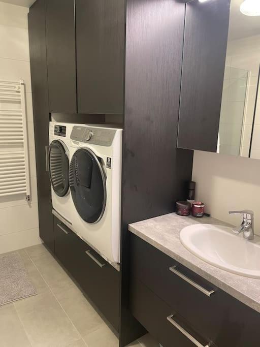 Beautiful Apartment Near Airport Njarthvik Dış mekan fotoğraf